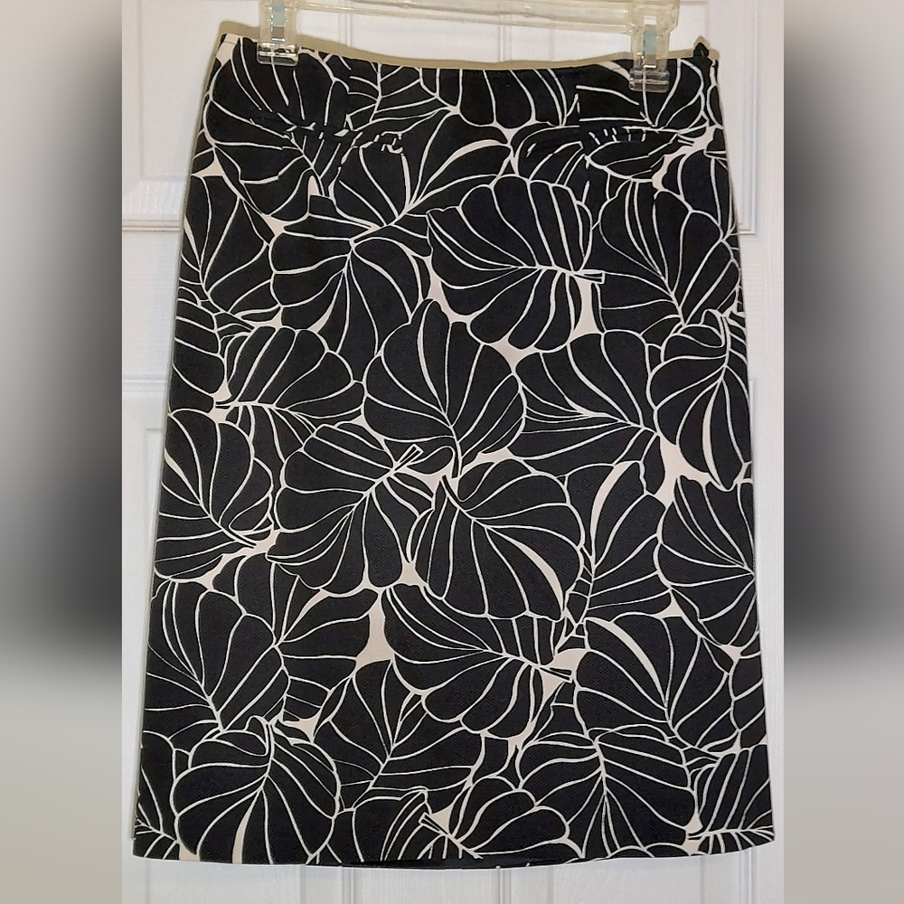 TALBOTS | Size 4 Black & White Leaf Print Pencil Skirt. Vintage Y2K.